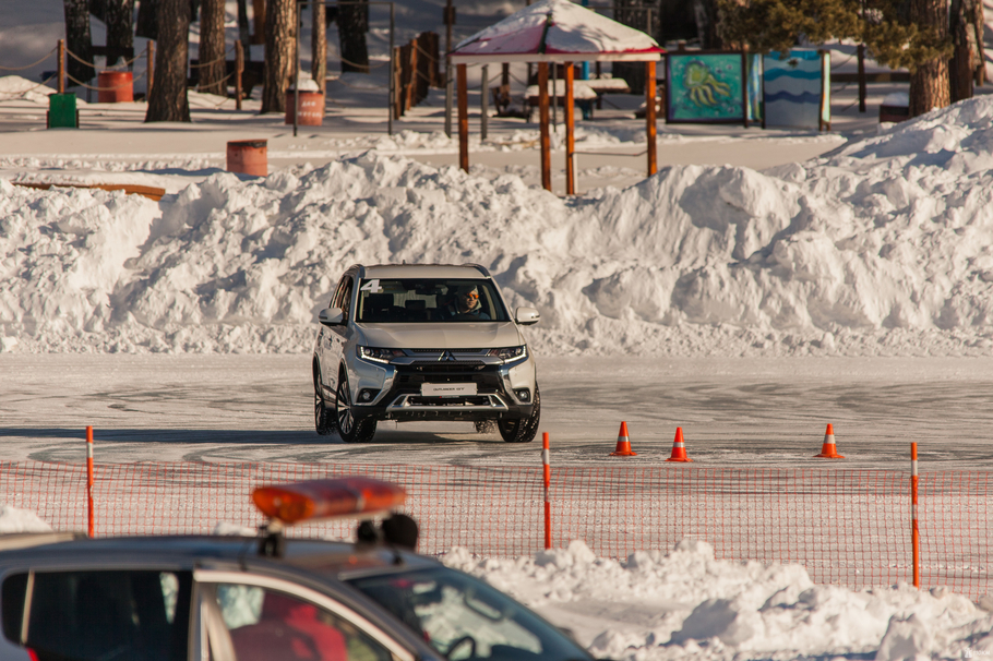 Тест драйв Mitsubishi Outlander GT  ввинчиваемся в поворот