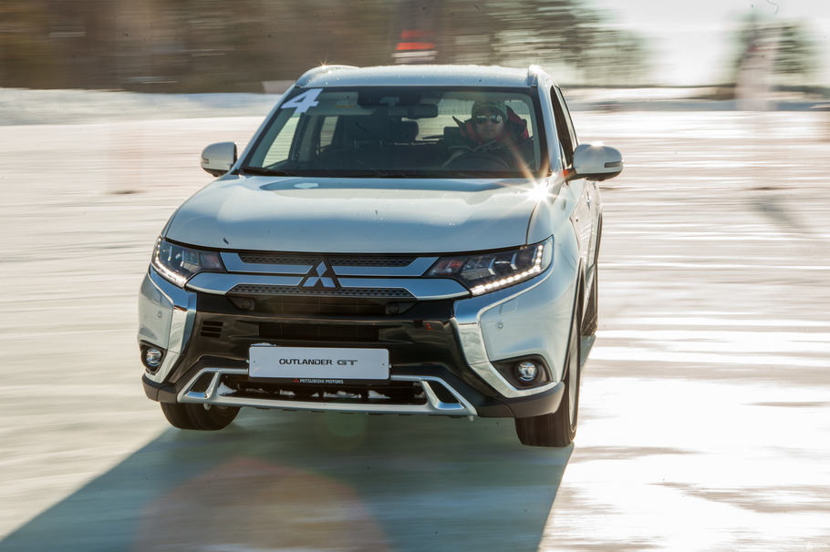 Тест драйв Mitsubishi Outlander GT  ввинчиваемся в поворот