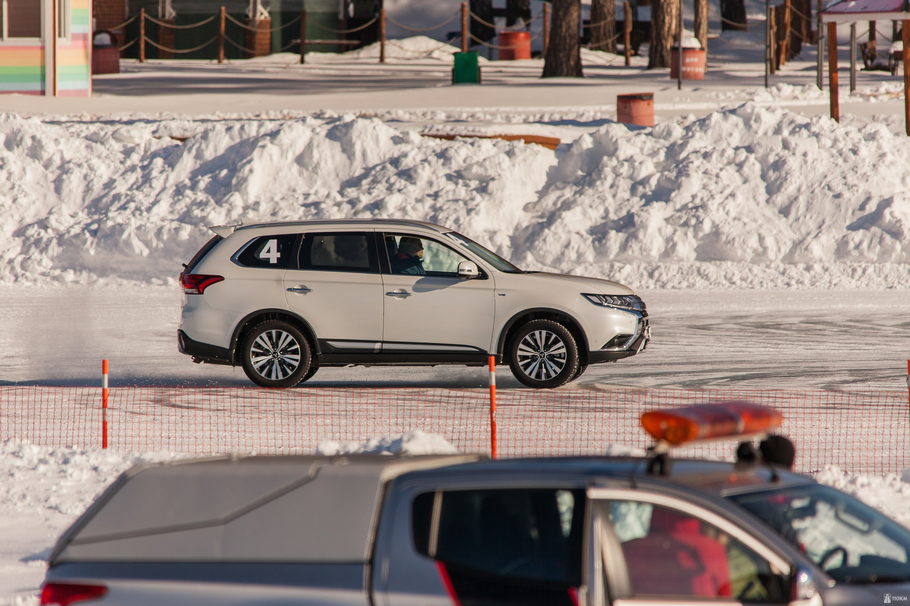 Тест драйв Mitsubishi Outlander GT  ввинчиваемся в поворот