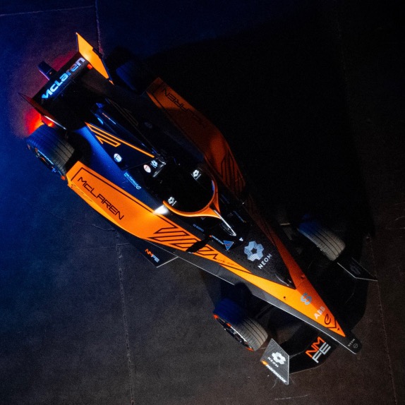 Формула E: В McLaren представили новую раскраску машин