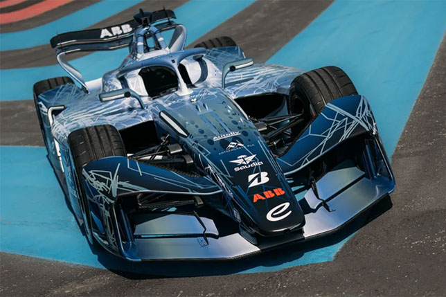 Машина Формулы Е поколения GEN4 дебютировала на трассе