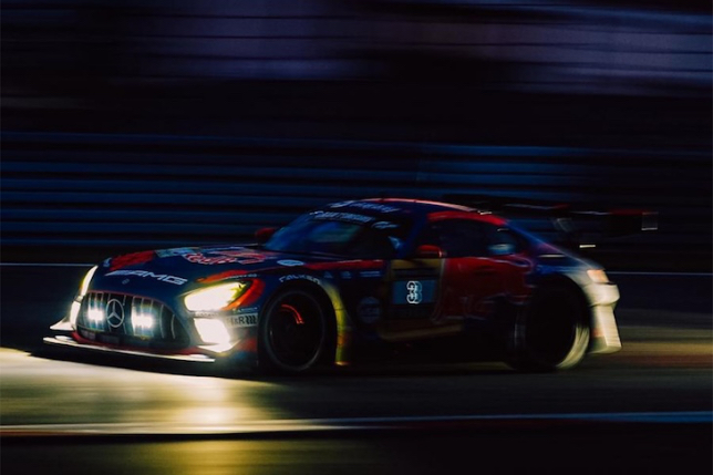 Экипаж Ферстаппена продолжает лидировать на Nordschleife
